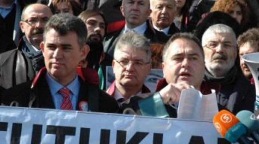 İzmir'de Avukatlardan İ&ccedil; G&uuml;venlik Paketi Protestosu