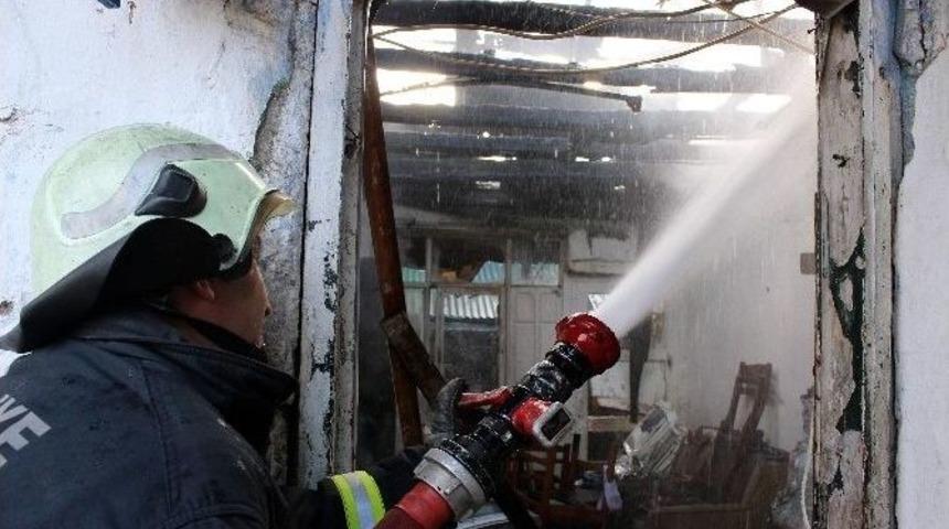 Antalya&rsquo;da Hurda Deposunda &Ccedil;ıkan Yangın Paniğe Neden Oldu