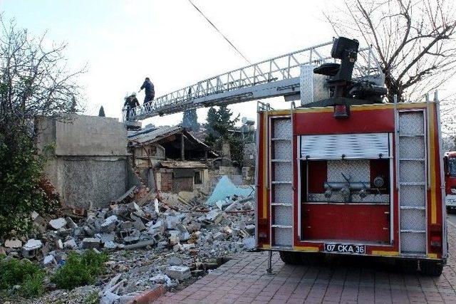 Antalya’da Hurda Deposunda Çıkan Yangın Paniğe Neden Oldu