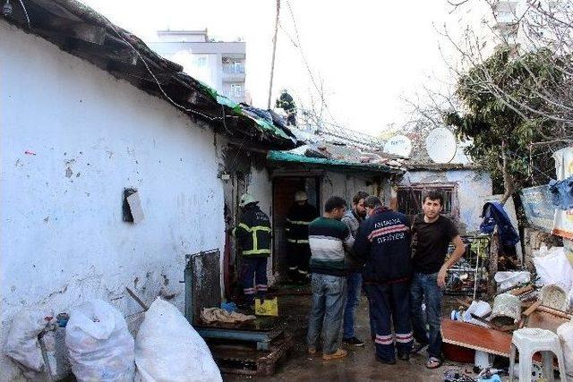 Antalya’da Hurda Deposunda Çıkan Yangın Paniğe Neden Oldu