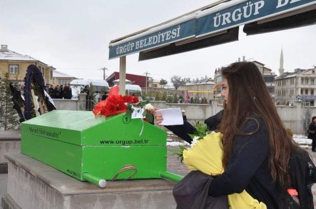 Kansere Yenik D&uuml;şen &Ouml;ğretmen G&ouml;zyaşları Arasında Toprağa Verildi