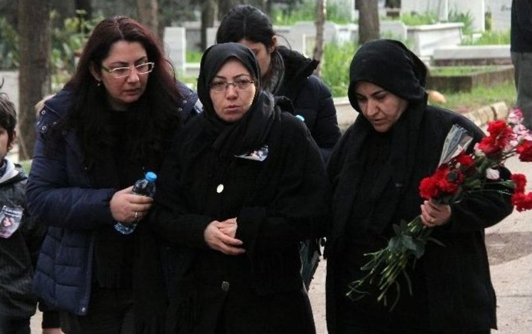 &Ouml;zgecan&rsquo;ın Annesi İle Babası Mezar Ziyaretinde Y&uuml;rekleri Burktu