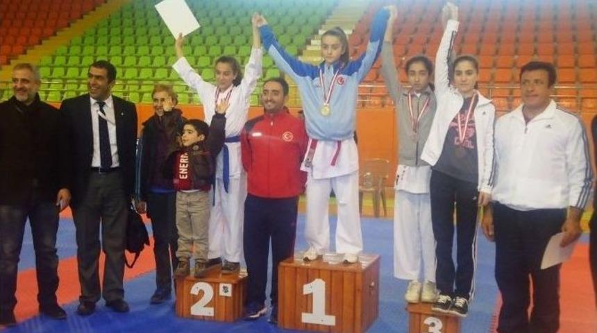 Adıyamanlı Bayan Karateciler Madalya İle D&ouml;nd&uuml;