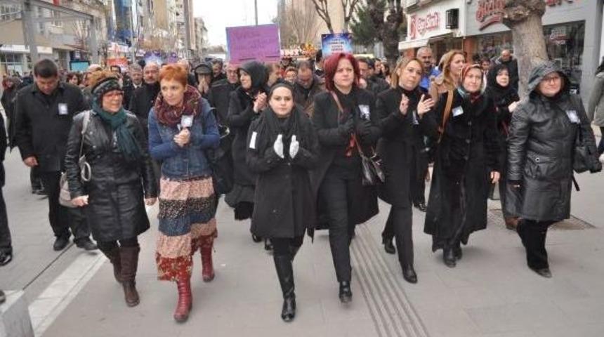 Uşaklı Kadınlardan &Ouml;zgecan Eylemi