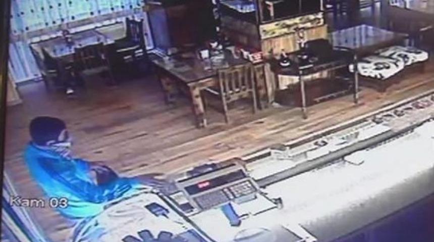 Osmaniye'de Hırsız Sadaka Kutusunu &Ccedil;aldı