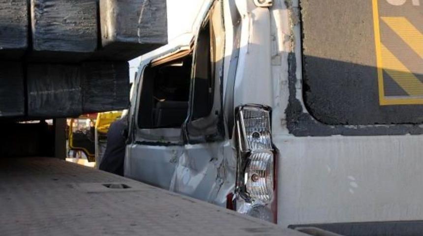 İskenderun'da &Ouml;ğrenci Servisiyle Tır &Ccedil;arpıştı: 1 &Ouml;l&uuml;, 9 Yaralı