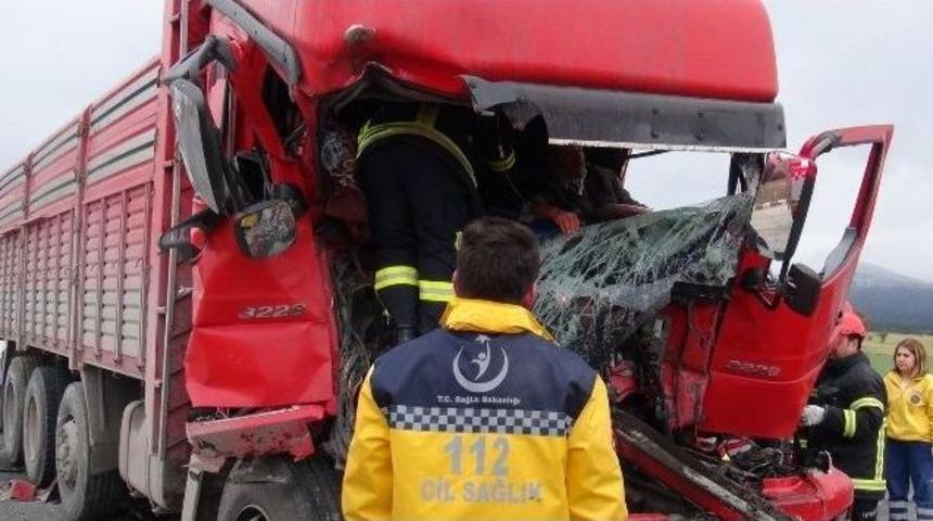 Tır İ&ccedil;inde Sıkışan S&uuml;r&uuml;c&uuml; G&uuml;&ccedil;l&uuml;kle Kurtarıldı