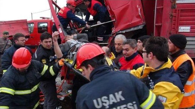 Tır İçinde Sıkışan Sürücü Güçlükle Kurtarıldı