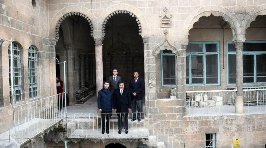 Vali K&uuml;&ccedil;&uuml;k Tarihi Evleryon &Ccedil;alışmalarını İnceledi