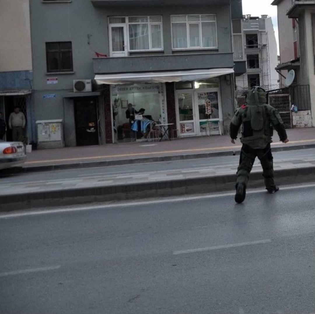 Okul &Ouml;n&uuml;nde Ş&uuml;pheli &Ccedil;anta Paniği