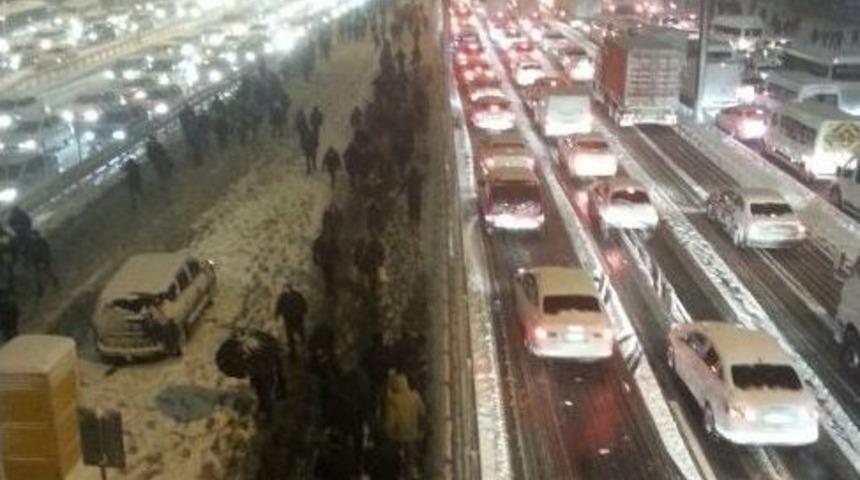 İstanbul&rsquo;da Kar Yağışı Hayatı Olumsuz Etkiledi