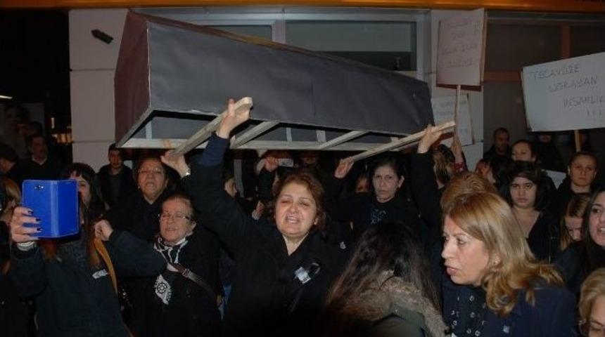 &Ouml;zgecan Aslan Cinayetini Siyah Tabutla Protesto Ettiler