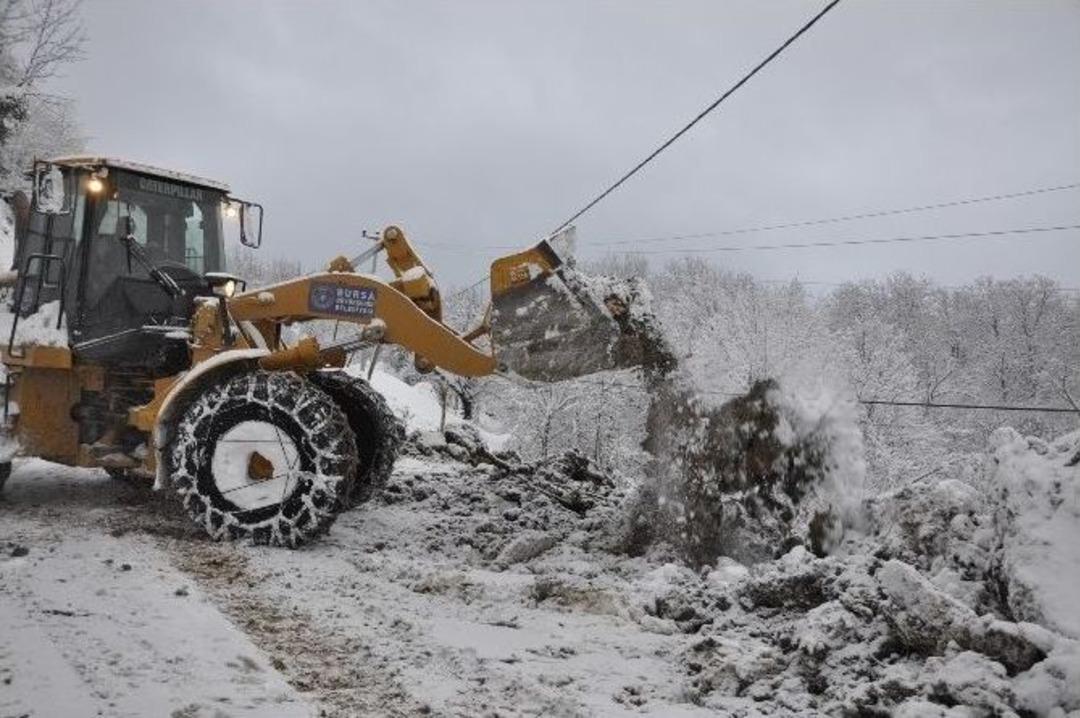 Bursa&rsquo;da 50 Tonluk Kaya Yol Kapattı
