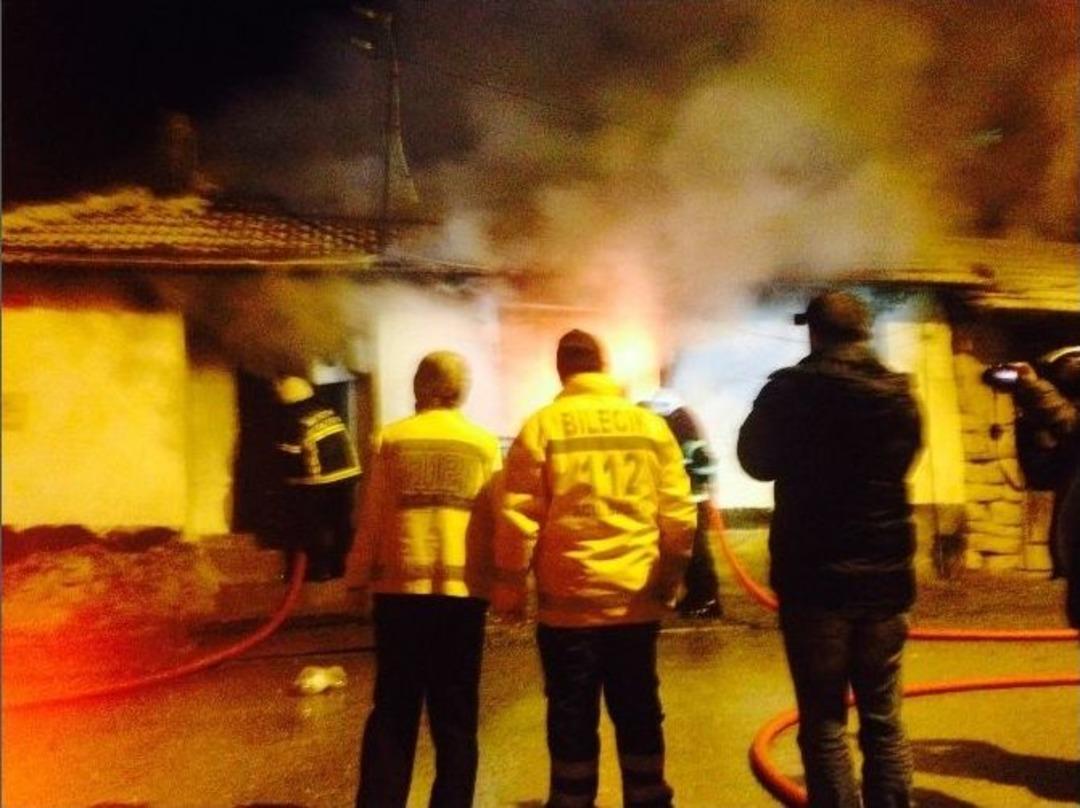 &Ccedil;ıkan Yangında Ahşap Ev Kullanılmaz Hale Geldi