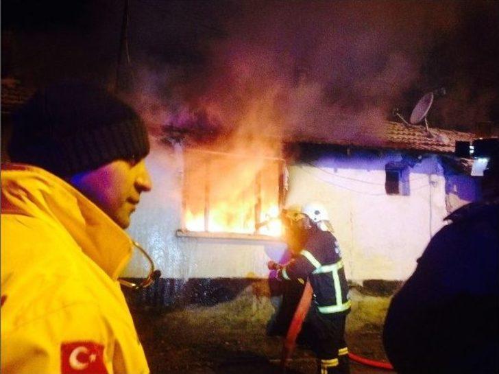 Çıkan Yangında Ahşap Ev Kullanılmaz Hale Geldi G1