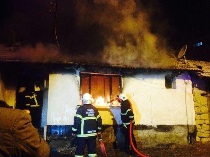 Çıkan Yangında Ahşap Ev Kullanılmaz Hale Geldi G2