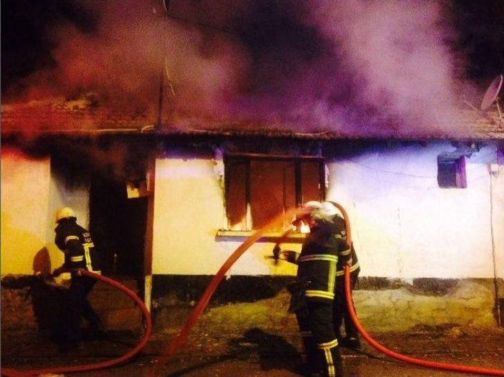 Çıkan Yangında Ahşap Ev Kullanılmaz Hale Geldi G3