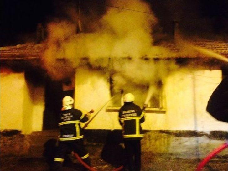 Çıkan Yangında Ahşap Ev Kullanılmaz Hale Geldi G5