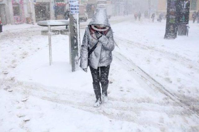 İstaanbul'da Kar Etkisini Sürdürüyor