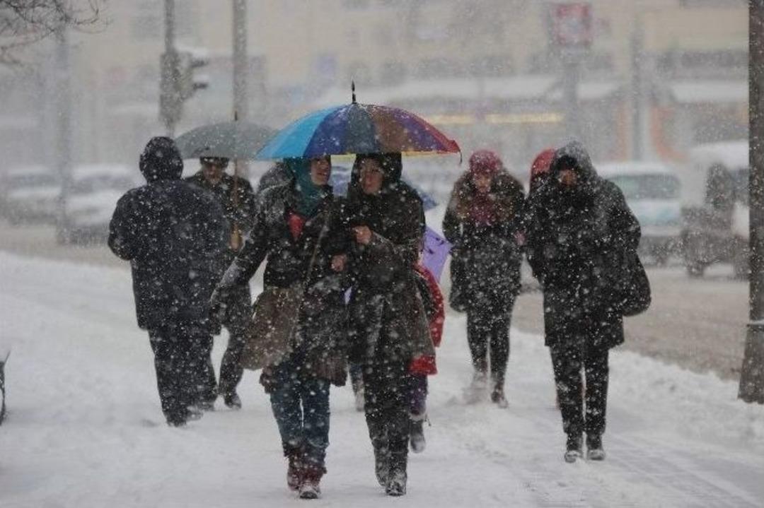 Kayseri&rsquo;de Yoğun Kar Yağışı Etkili Oldu