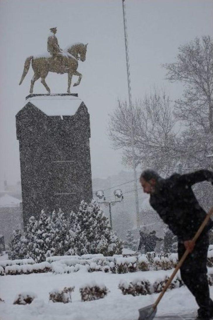 Kayseri’de Yoğun Kar Yağışı Etkili Oldu G2