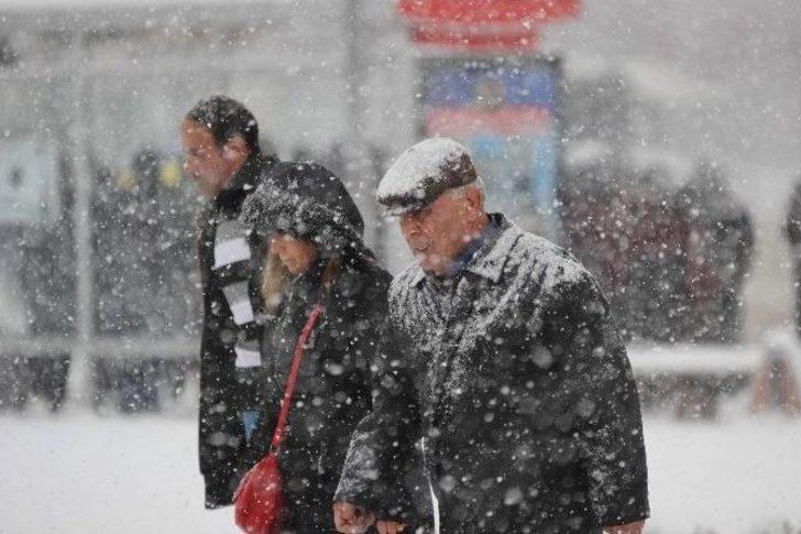 Kayseri’de Yoğun Kar Yağışı Etkili Oldu G5
