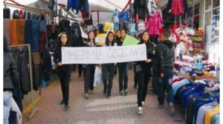Liseli Kızlar Pazar Yerinde &Ouml;zgecan Cinayetini Protesto Etti