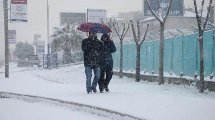 Kar, Bursa'da 100 K&ouml;y Yolunu Ulaşıma Kapattı