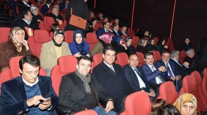 Başkan &Uuml;z&uuml;lmez Ve Kartepe İl&ccedil;e Teşkilatı Koz Filmini İzledi