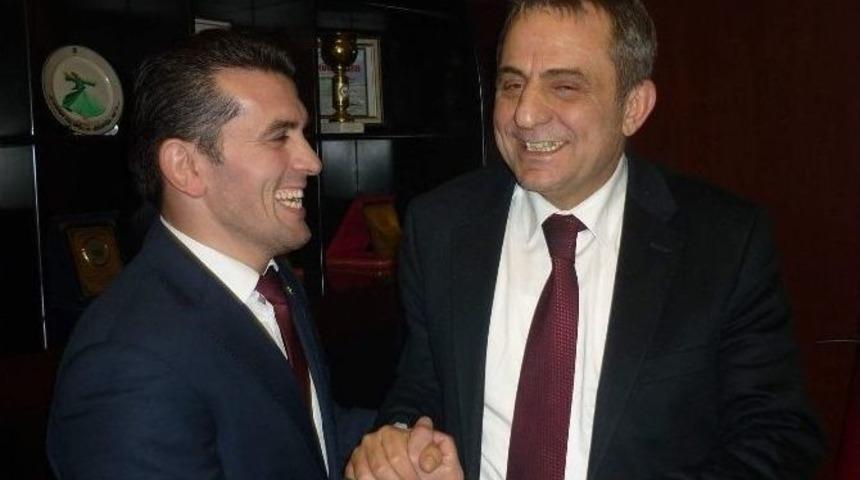 D&uuml;nya Şampiyonu &Ccedil;ebi, Siyasete Isındı