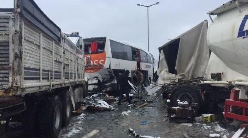 Tem Sakarya Ge&ccedil;işinde Zincirleme Kazalar Nedeniyle Iki Y&ouml;nl&uuml; Kapandı