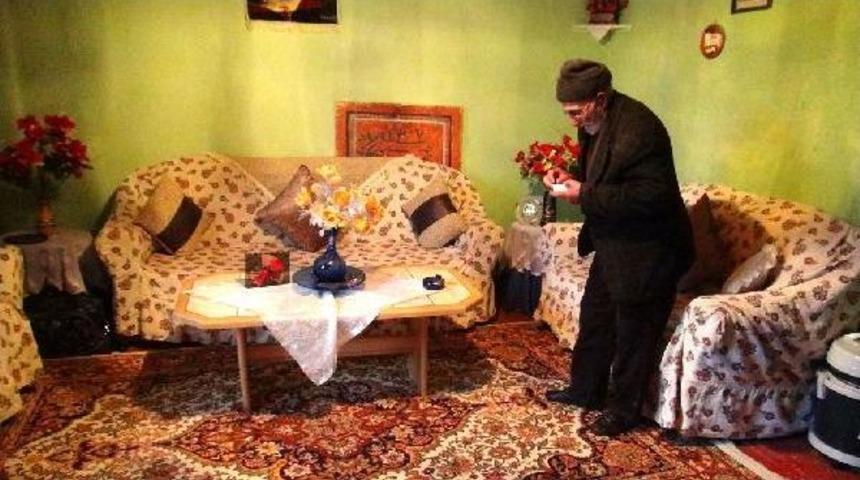 86 Yaşında 30 Yıldır Saz &Ccedil;alıp, T&uuml;rk&uuml; S&ouml;yl&uuml;yor