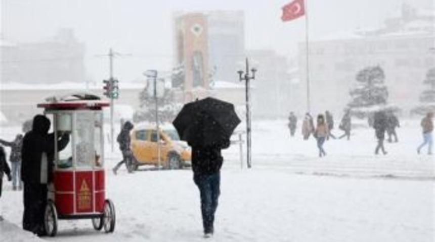 Istanbul Paralyzed Due To Snowfall As 841 Traffic Accidents Reported (2)