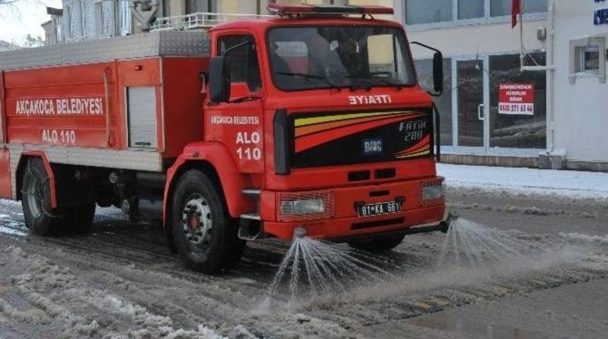 Ak&ccedil;akoca&rsquo;da Kar Deniz Suyu İle Eritiliyor