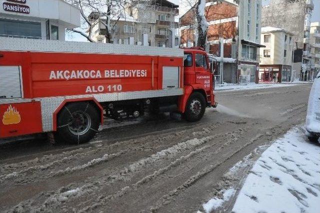 Akçakoca’da Kar Deniz Suyu İle Eritiliyor