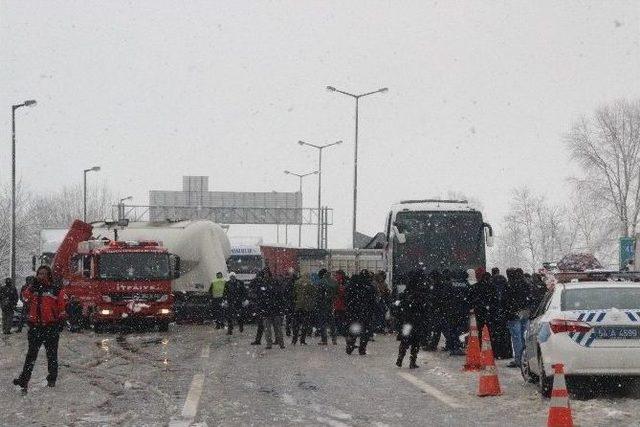 Tem Otoyolu’nda Can Pazarı: 30 Yaralı