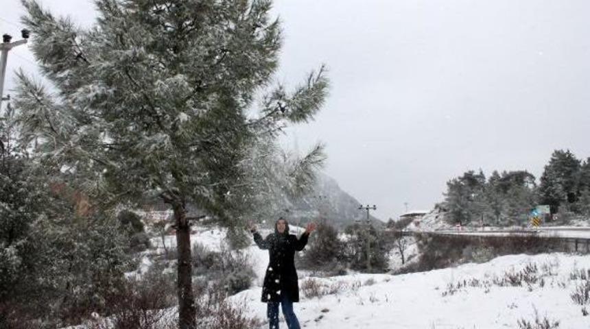 Kumluca'da Yıllar Sonra Kar Sevinci
