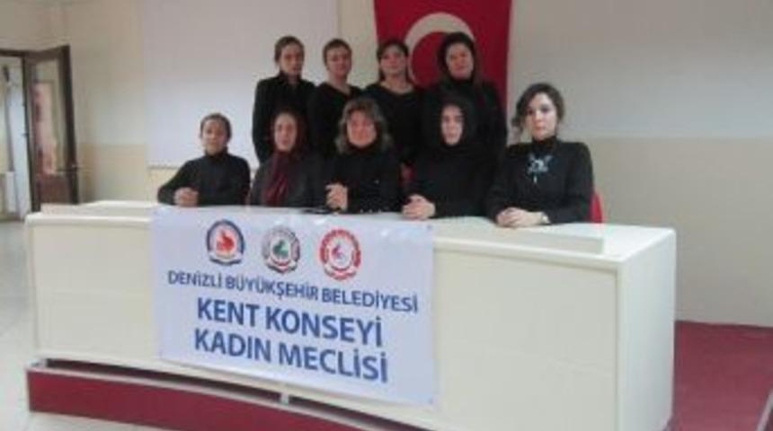 Kadın Meclisi &Ouml;zgecan Aslan İ&ccedil;in Siyaha B&uuml;r&uuml;nd&uuml;