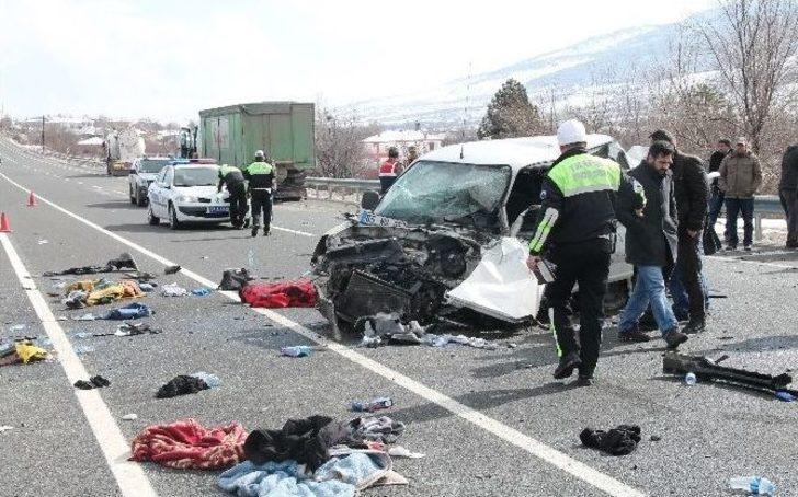 Kamyonet Tır’a Çarptı: 1 Ölü, 2 Yaralı G1