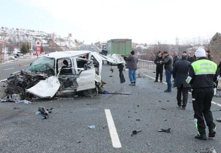 Kamyonet Tır’a Çarptı: 1 Ölü, 2 Yaralı G2