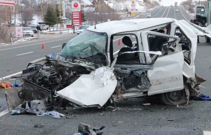 Kamyonet Tır’a Çarptı: 1 Ölü, 2 Yaralı G3