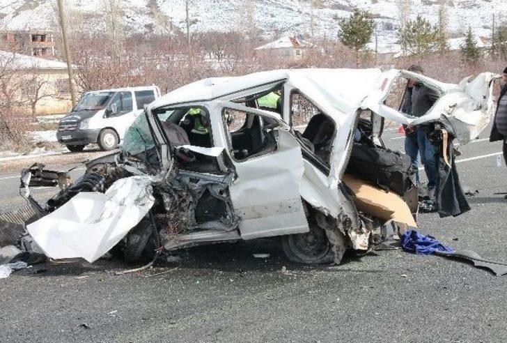 Kamyonet Tır’a Çarptı: 1 Ölü, 2 Yaralı G4