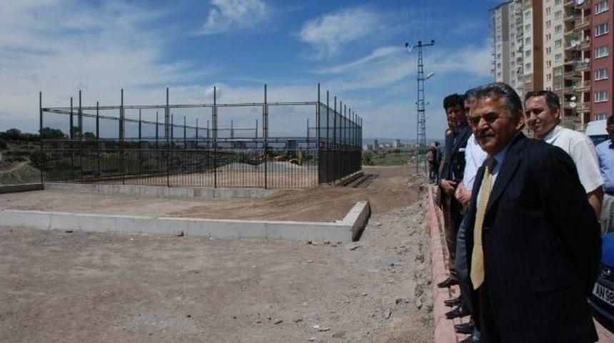 10 Futbol Sahası İle Saha Zeminine Sentetik &Ccedil;im Yaptırılacaktır