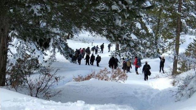 Doğaseverler, Salda Kayak Merkezi’ne Yürüdü