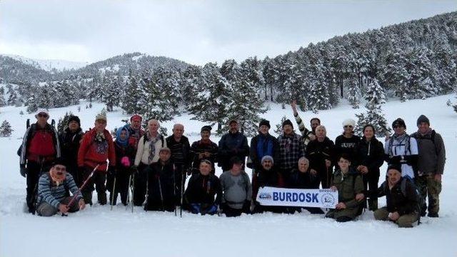 Doğaseverler, Salda Kayak Merkezi’ne Yürüdü