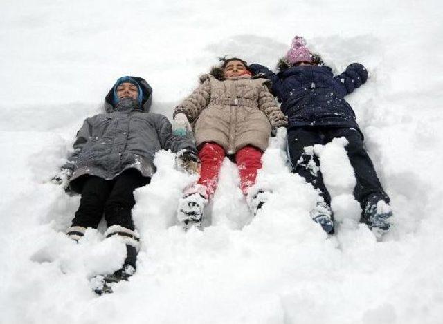 Samsun'da Hayatı Felç Eden Kar, Çocuklar Sevindirdi