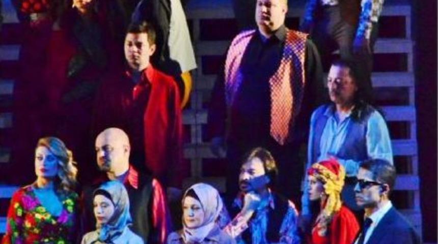 Opera Sahnesinde T&uuml;rbana Sessiz Tepki