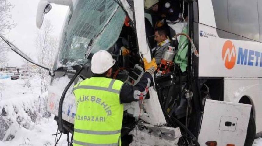 Tem Sakarya Ge&ccedil;işinde Zincirleme Kazalar Nedeniyle Iki Y&ouml;nl&uuml; Kapandı  (2)