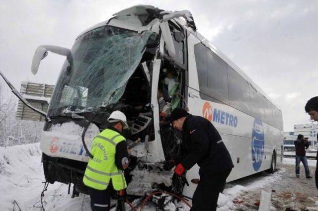 Tem Sakarya Geçişinde Zincirleme Kazalar Nedeniyle Iki Yönlü Kapandı  (2)