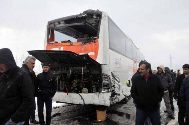 Tem Sakarya Geçişinde Zincirleme Kazalar Nedeniyle Iki Yönlü Kapandı  (2)